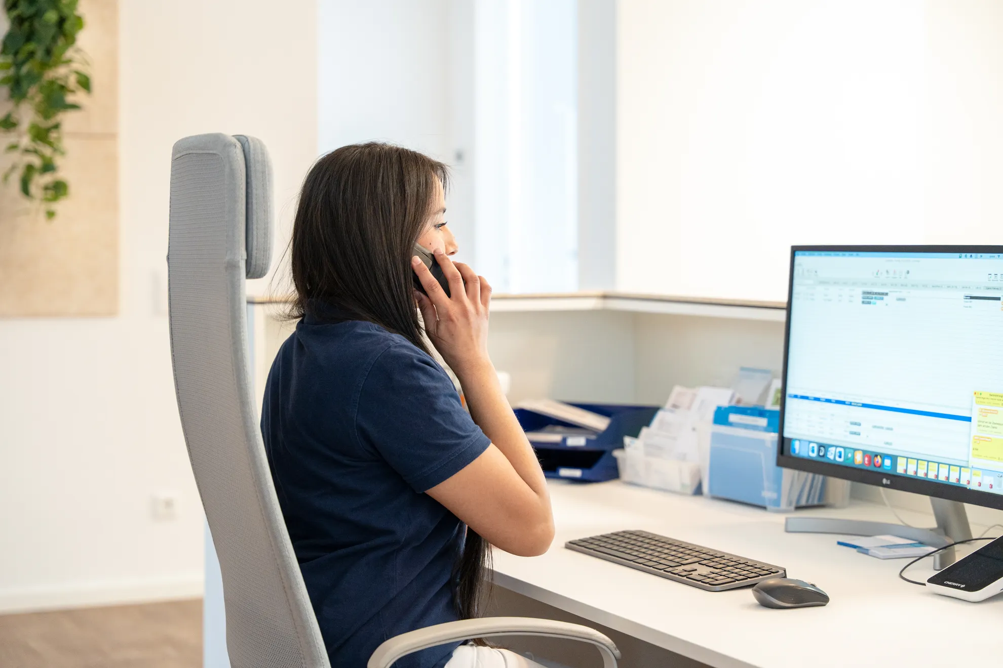 Frau telefoniert am Empfang