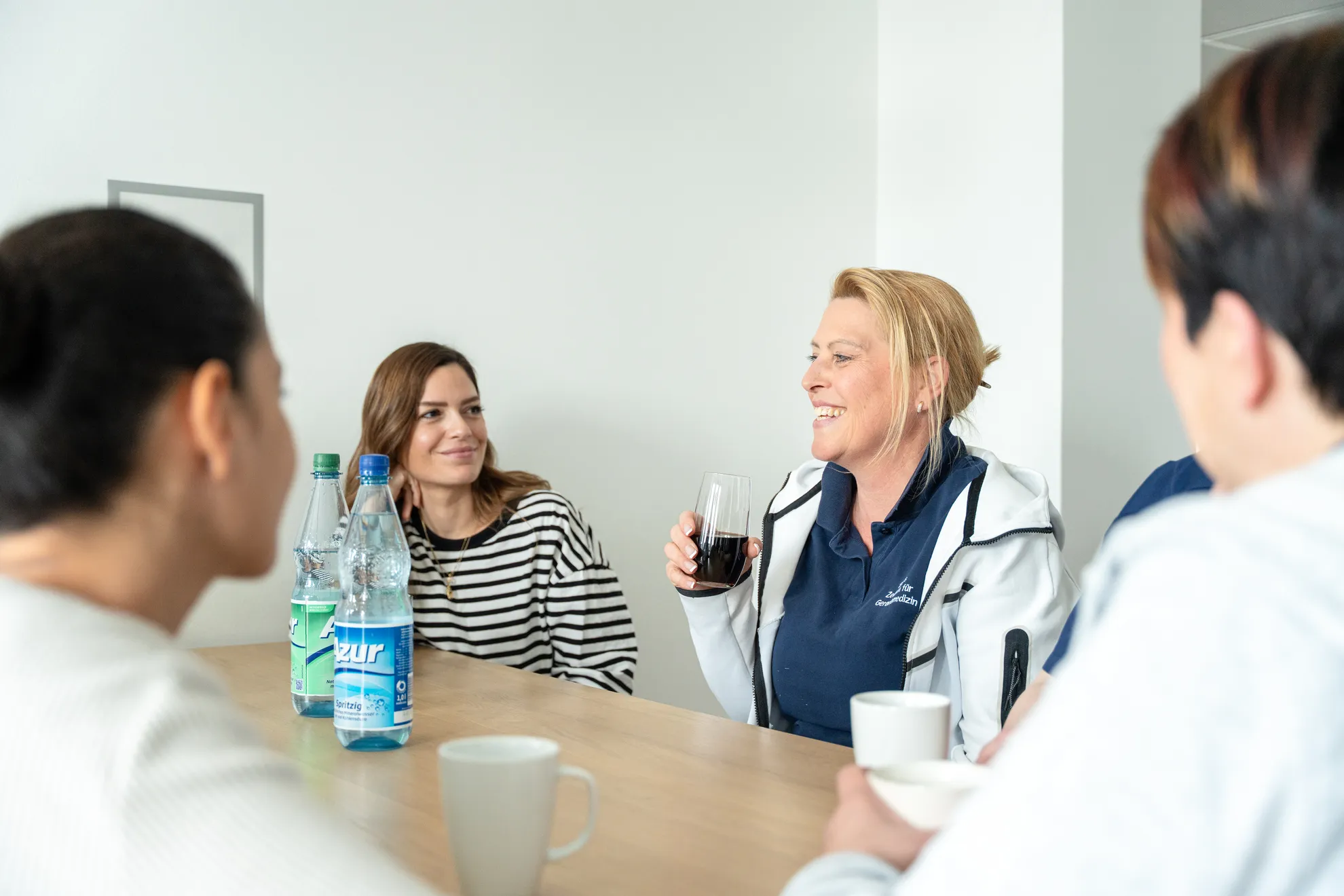 Team am Tisch sitzend