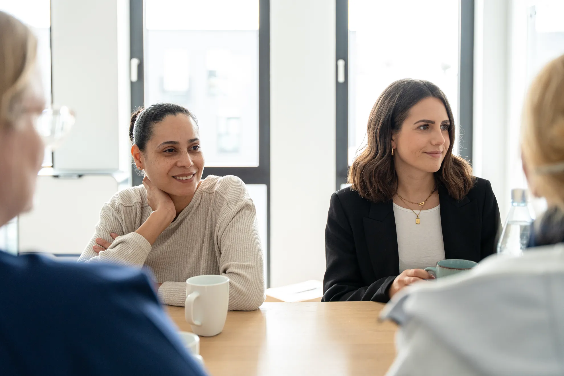 Team am Tisch sitzend
